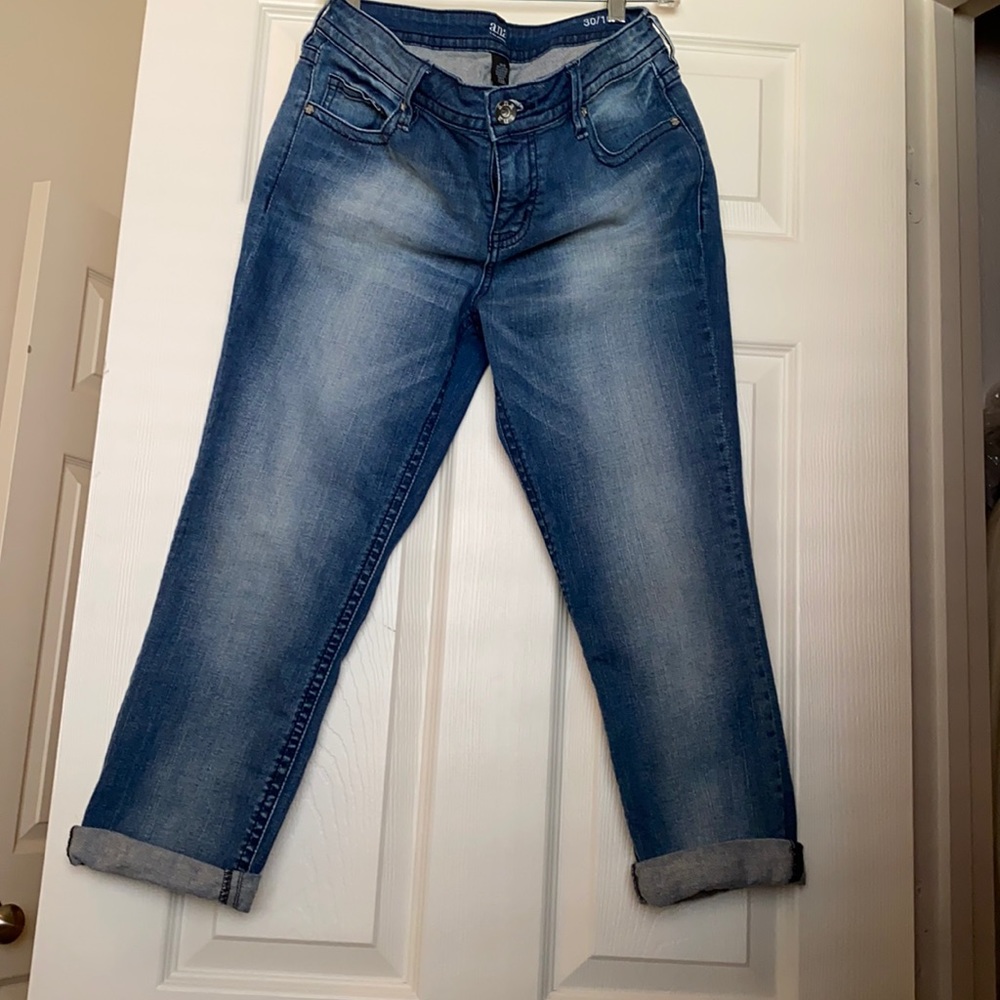 a.n.a JEAN CAPRIS- BACK POCKET DETAIL!!